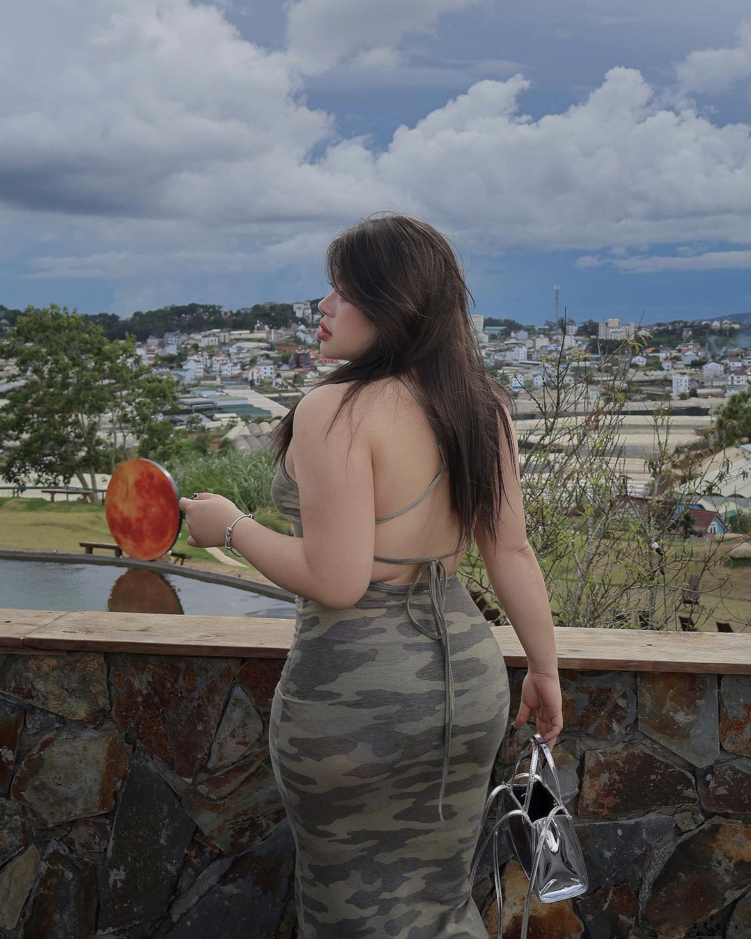 Tuy nhiên cô nàng trông cô hề xồ xề mà vô cùng gọn gàng, hút mắt.