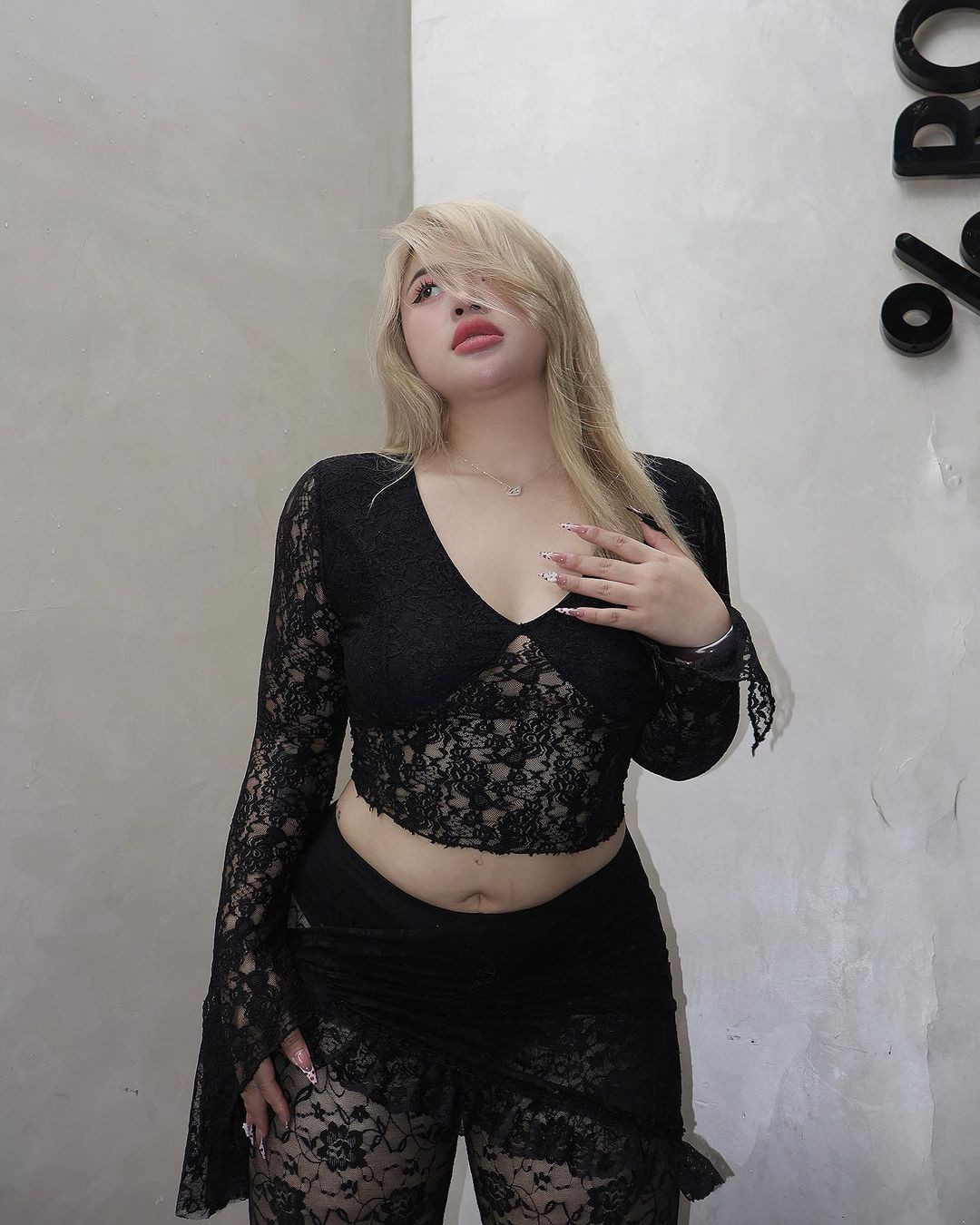 Sự tự tin tuyệt đối giúp cô nàng 9X chinh phục mọi phong cách thời trang và thu hút nhiều sự chú ý mỗi nơi mà cô nàng đặt chân đến. (Ảnh: IGNV)