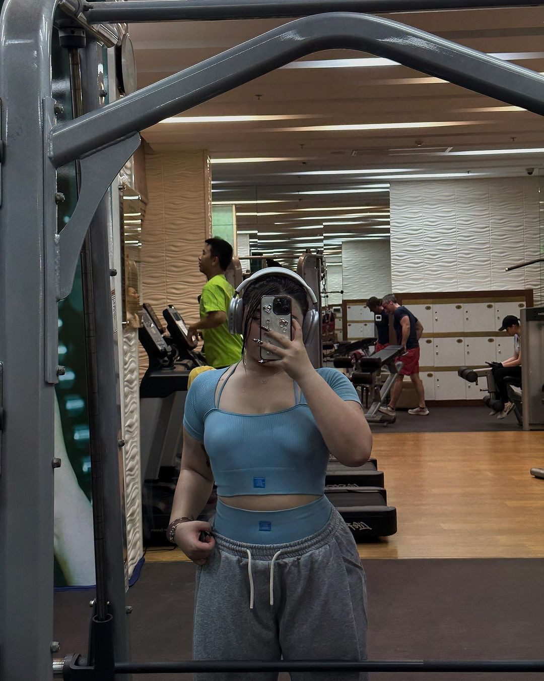 Cô bạn cũng chăm chỉ luyện tập để có thân hính săn chắc, gọn gàng.