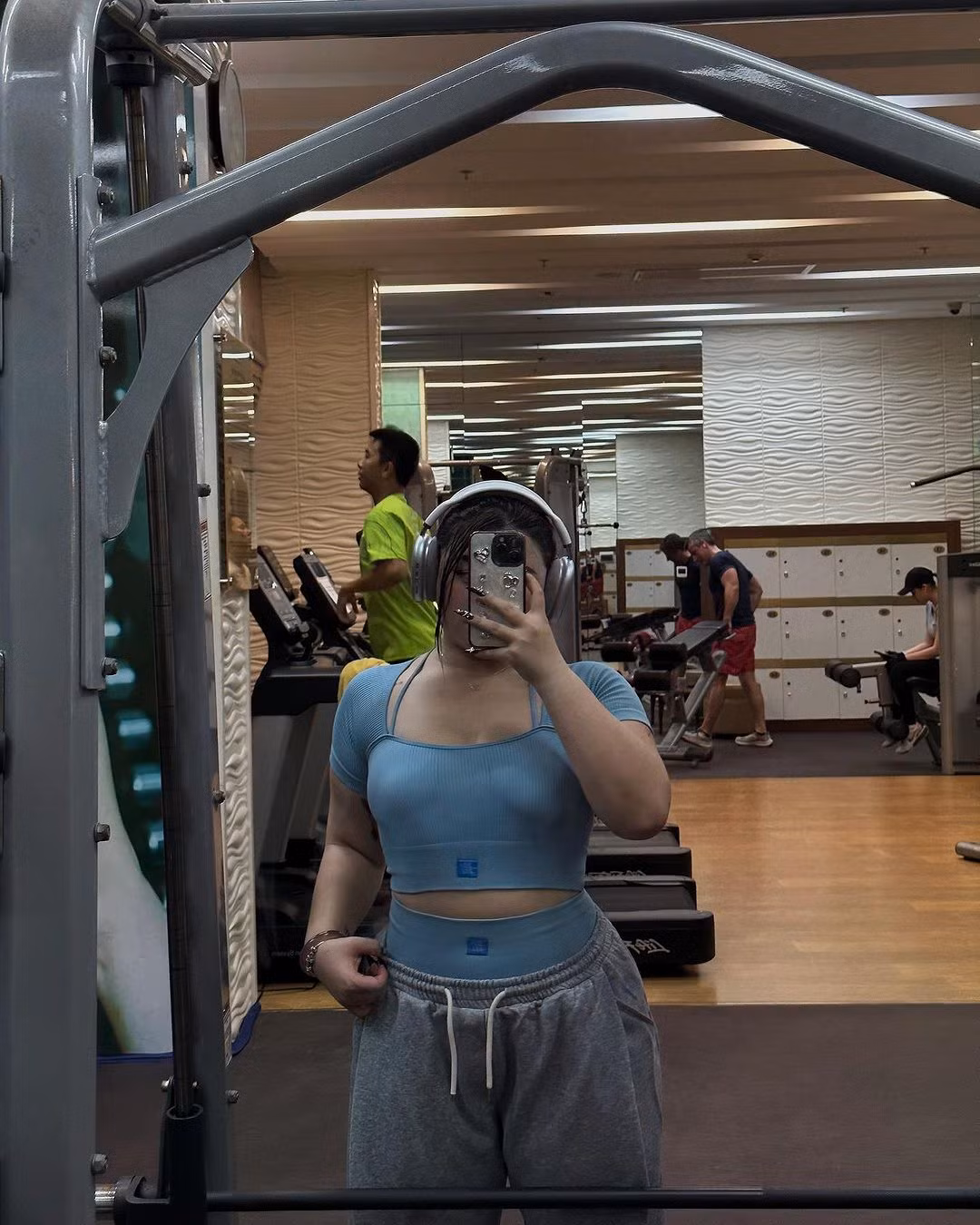 Cô bạn cũng chăm chỉ luyện tập để có thân hính săn chắc, gọn gàng.