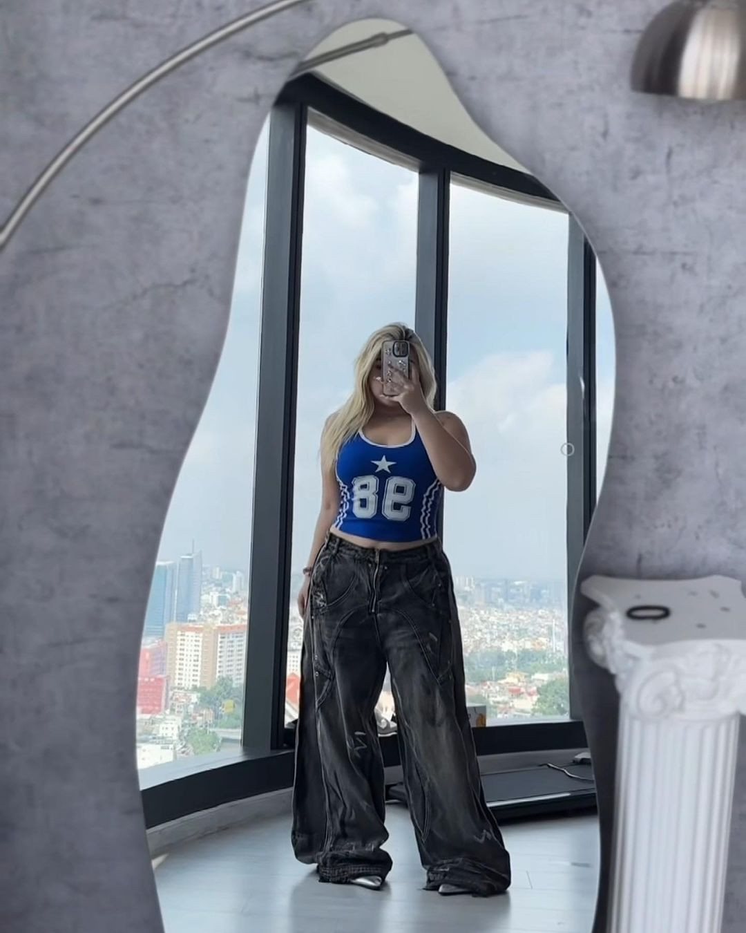 Nhiều cô nàng mũm mĩm thường lựa chọn đồ rộng để che đi khuyết điểm, thế nhưng Hữu Vi lại ưa diện những thiết kế bó sát, từ áo đến váy.