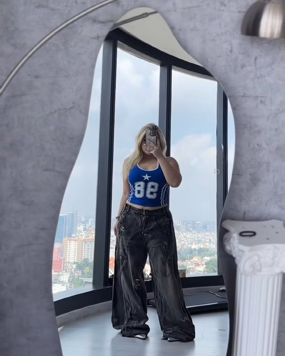 Nhiều cô nàng mũm mĩm thường lựa chọn đồ rộng để che đi khuyết điểm, thế nhưng Hữu Vi lại ưa diện những thiết kế bó sát, từ áo đến váy.