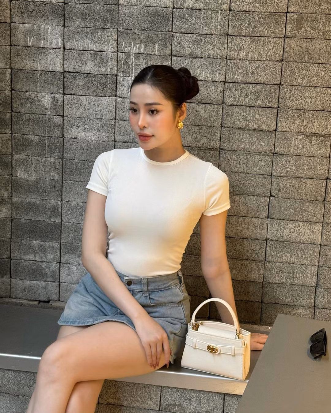 Nhờ lợi thể ngoại hình, Hồng Vy có thể cân được mọi outfit.