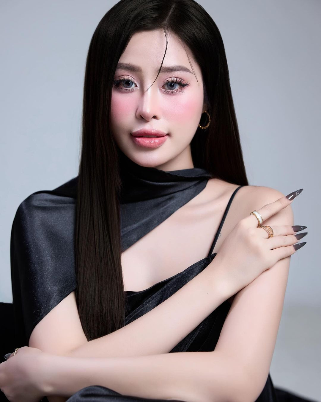 Thời gian gần đây, Hồng Vy thường xuyên xuất hiện với hình ảnh sang chảnh, quý phái, được nhiều người nhận xét ra dáng dấp một "quý bà".