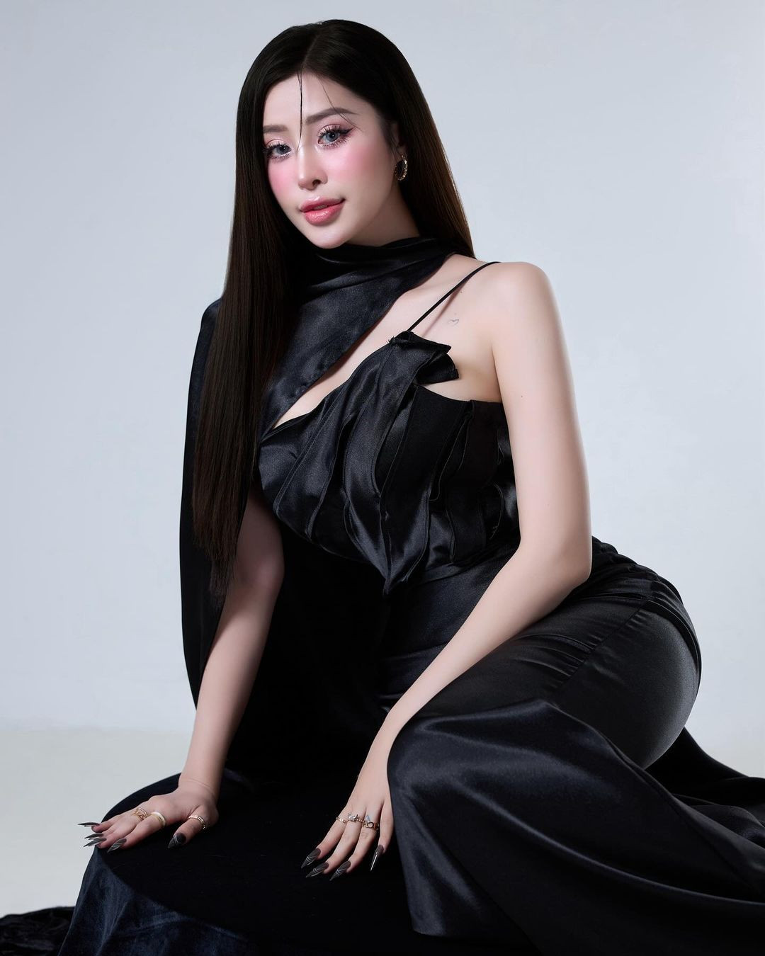 Cô nàng lựa chọn thiết kế váy lụa đen, kết hợp cùng lối trang điểm làm tóc và làm nail tạo nên vẻ quyền lực, thu hút.