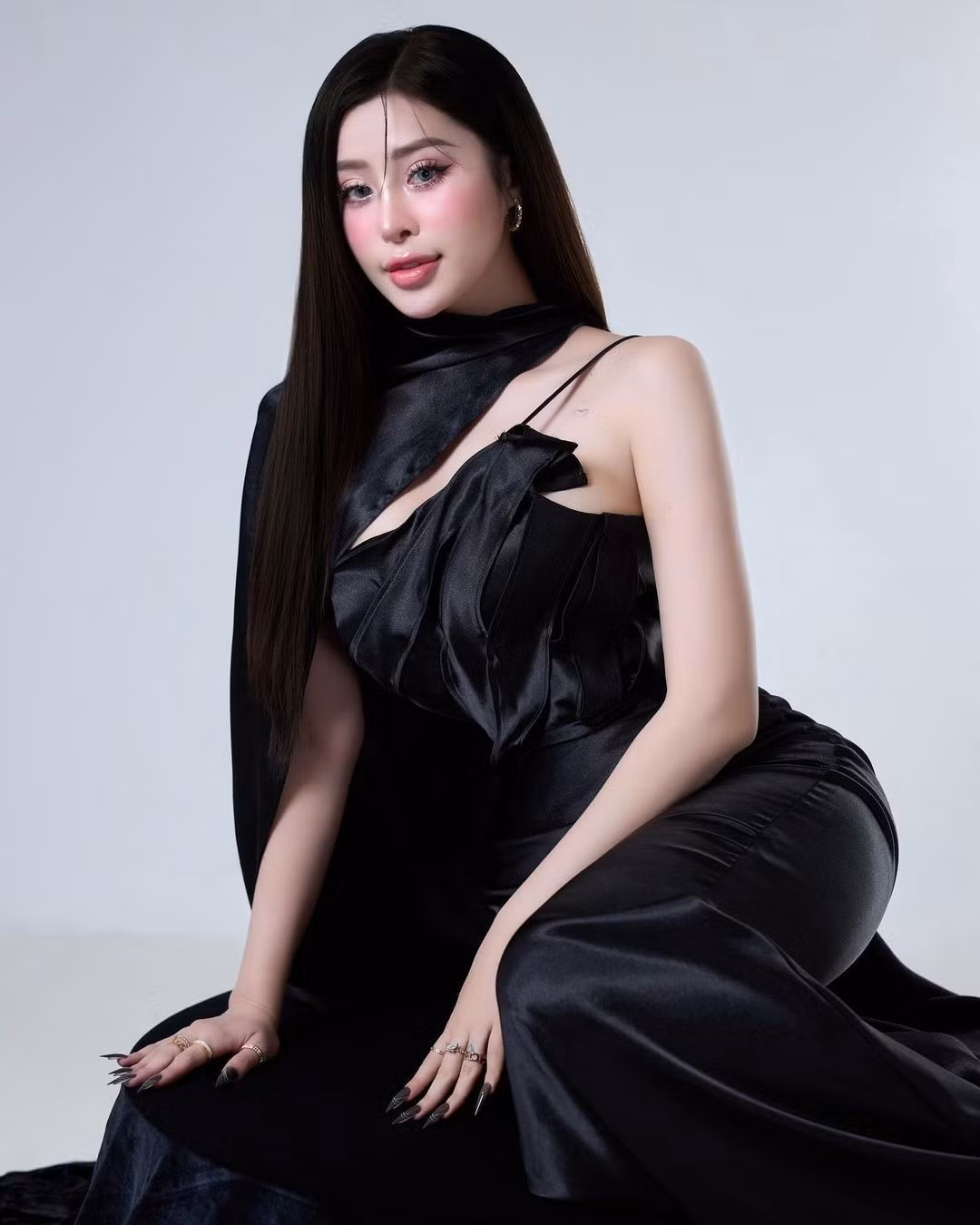 Cô nàng lựa chọn thiết kế váy lụa đen, kết hợp cùng lối trang điểm làm tóc và làm nail tạo nên vẻ quyền lực, thu hút.