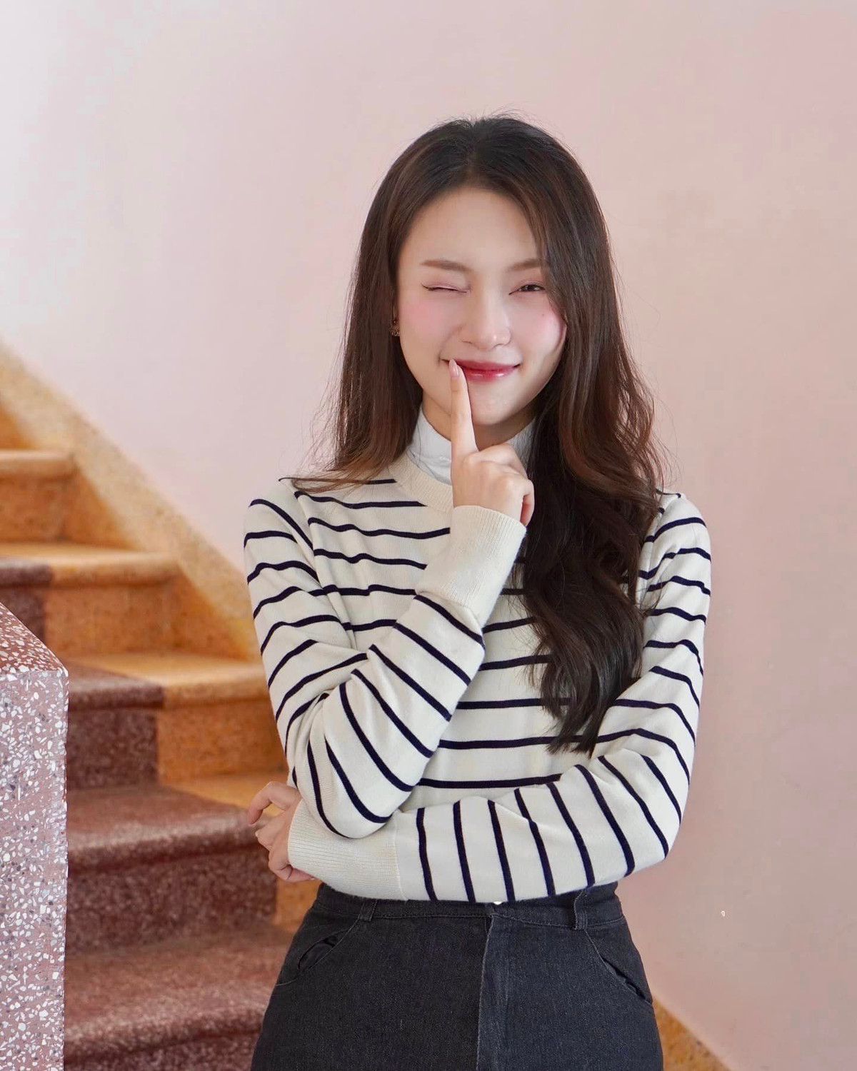 Khánh Vy hiện là cái tên được nhiều người quan tâm. Không chỉ là một MC tài năng, cô nàng còn có khả năng ngoại ngữ cực tốt cùng tinh thần lạc quan, truyền năng lượng tích cực đến mọi người.