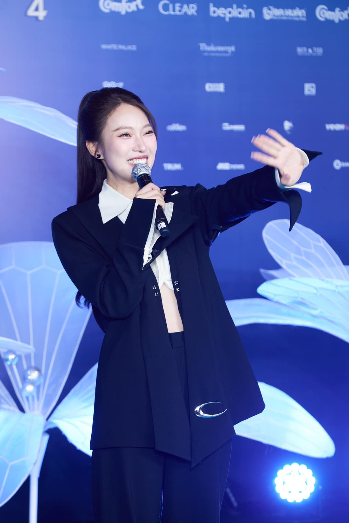 Mới đây, trong họp báo chương trình "Chị đẹp đạp gió 2024", Khánh Vy cũng có mặt với vai trò MC.