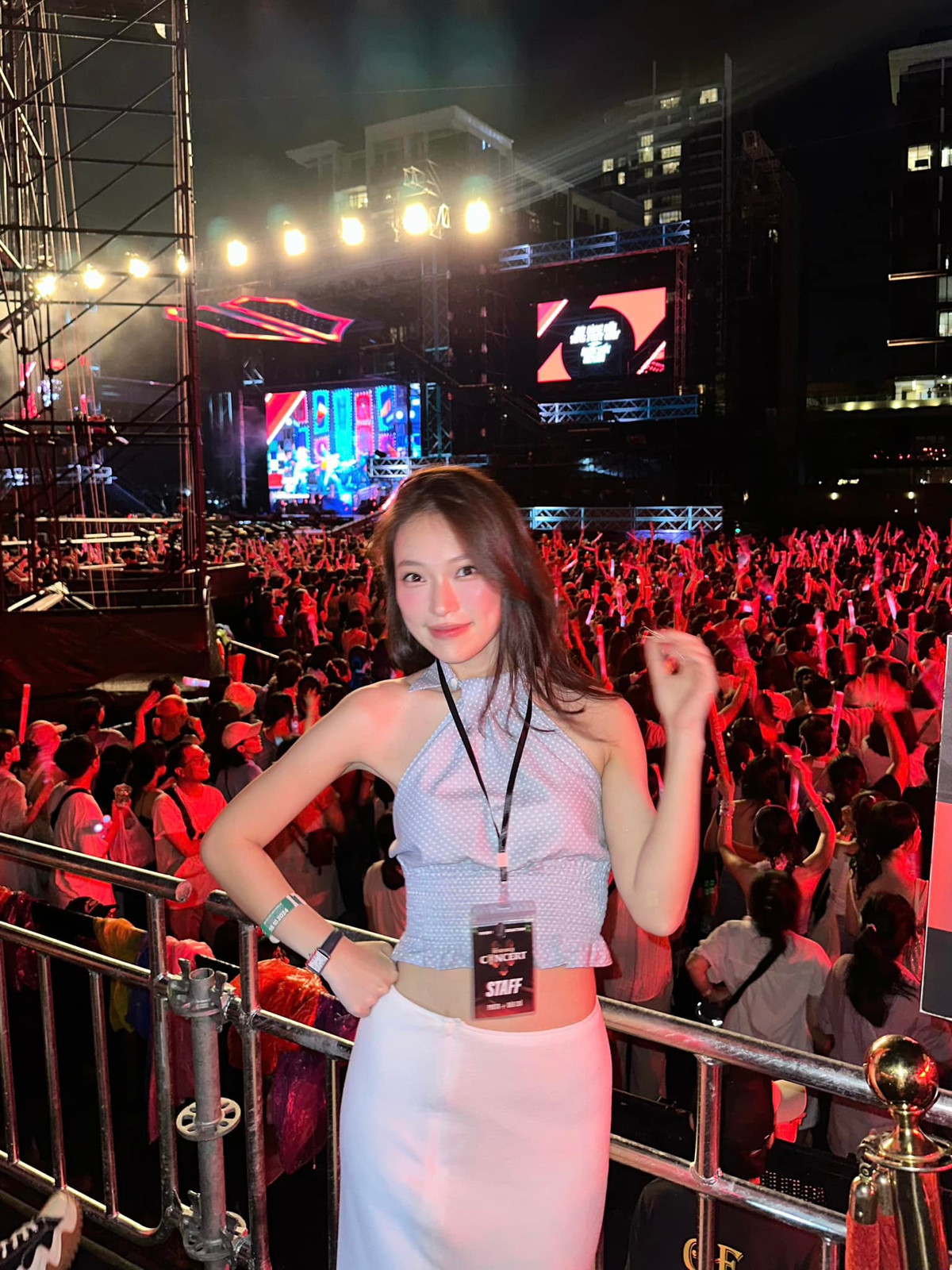 Sau đó, Khánh Vy vừa mếu máo vừa hỏi qua đường: "Ủa đây là đâu? Khổ quá, tui tìm đường nãy giờ mà không được luôn, bao giờ mới đến nơi". Sau đó, cô nàng tiết lộ đang đợi người tới đón. Cách trả lời thân thiện của cô nàng khiến fan vo cùng ấn tượng.