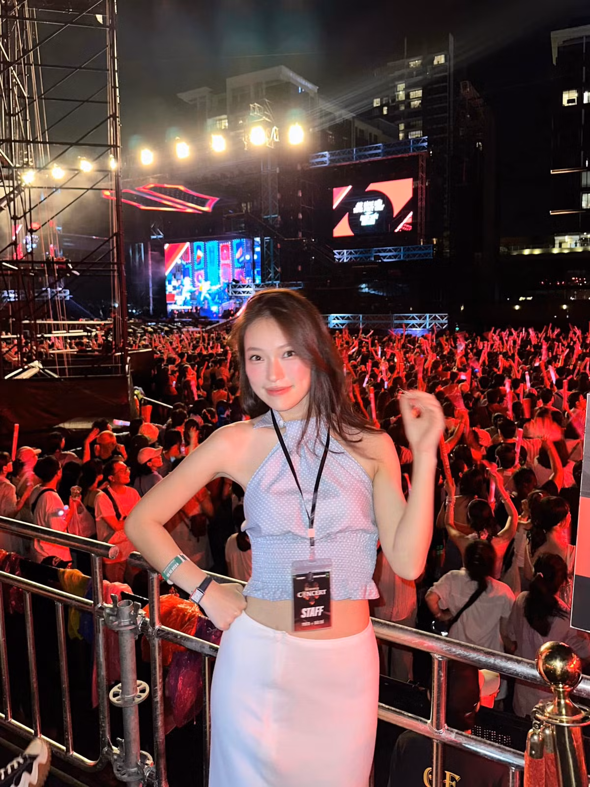 Sau đó, Khánh Vy vừa mếu máo vừa hỏi qua đường: "Ủa đây là đâu? Khổ quá, tui tìm đường nãy giờ mà không được luôn, bao giờ mới đến nơi". Sau đó, cô nàng tiết lộ đang đợi người tới đón. Cách trả lời thân thiện của cô nàng khiến fan vo cùng ấn tượng.