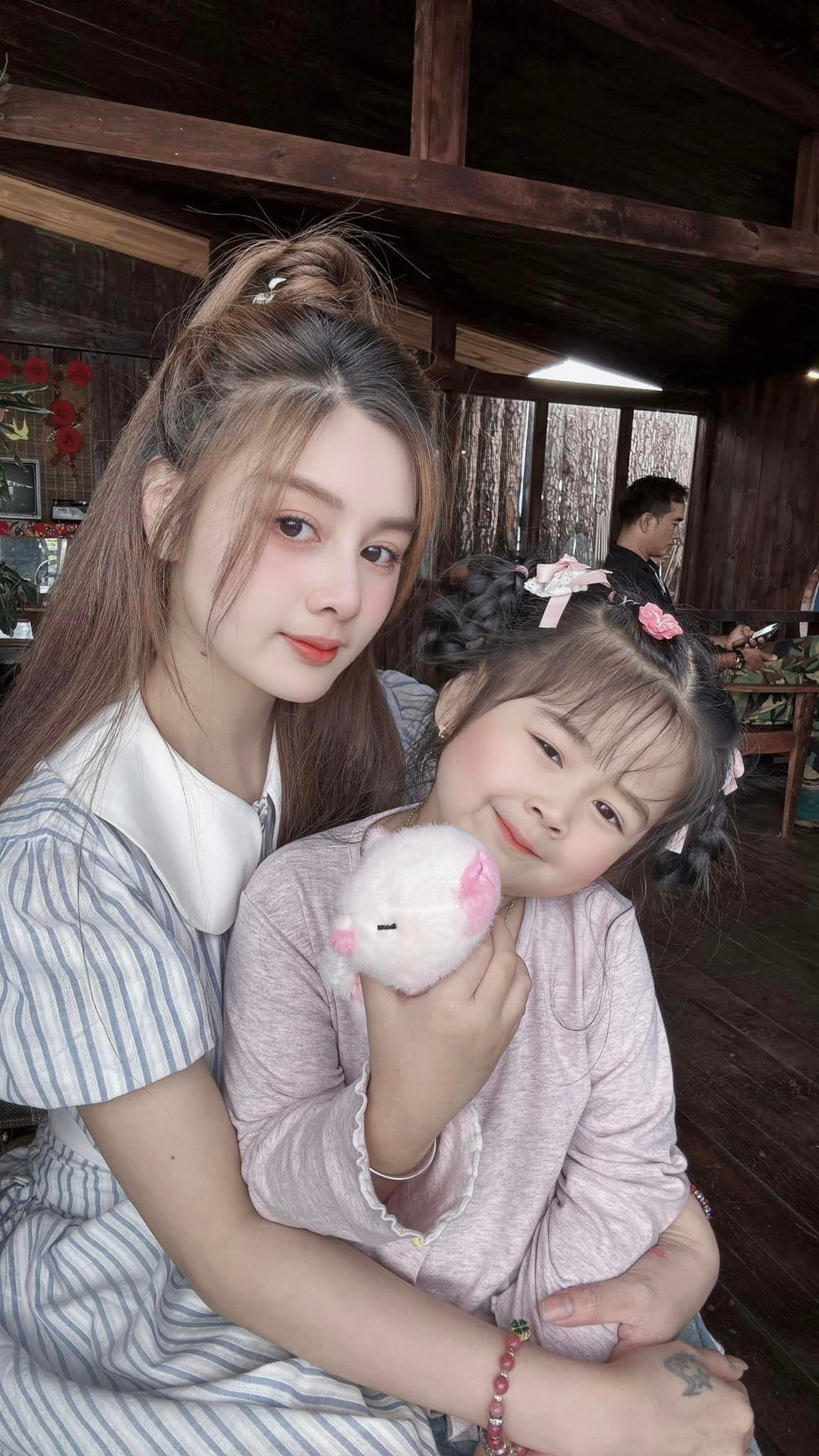 Em bé sở hữu những nét đẹp của mẹ. Tuyết mai cũng thường xuyên đăng tải hình ảnh con gái lên trang cá nhân.