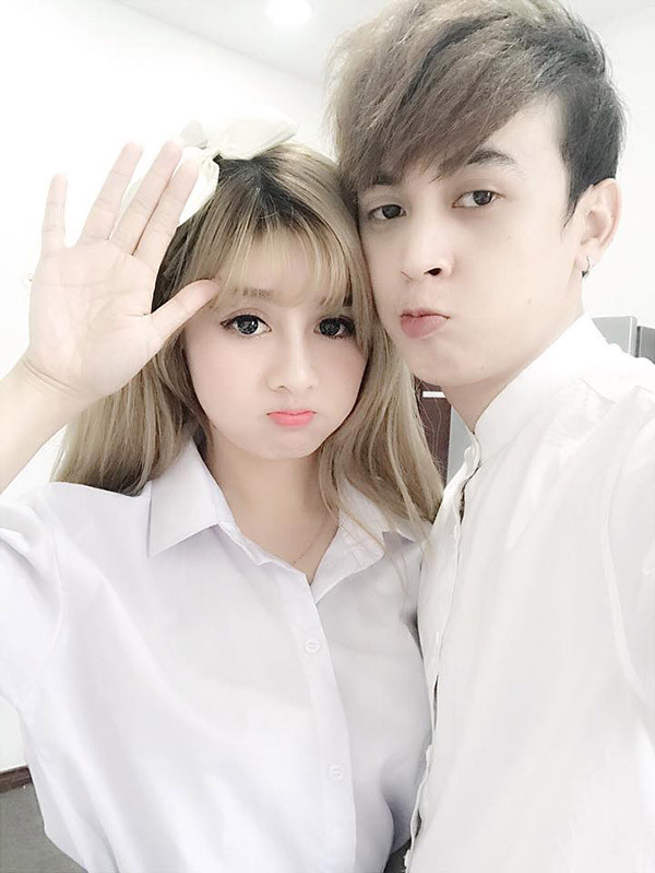 Giữa lúc tên tuổi đang vô cùng nổi tiếng, “thiên thần búp bê” này thông báo kết hôn sau 6 tháng hẹn hò. Chồng của Tuyết mai lúc đó là Ngọc Hoàng (sinh năm 1992, quê Lâm Đồng), anh chàng cũng là một tên tuổi khá nổi trên mạng xã hội vì sở hữu vẻ ngoài giống Hồ Quang Hiếu.