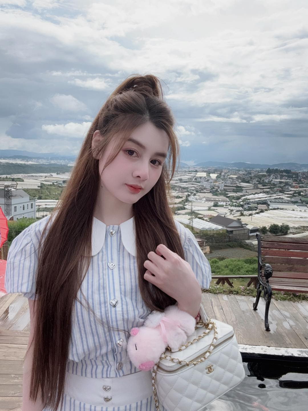 Trong những bức hình mới được đăng tải, Tuyết Mai cho thấy cuộc sống vui vẻ, bình yên. Cô nàng cũng có bộ sưu tập đồ hiệu khiến nhiều cô gái mơ ước.