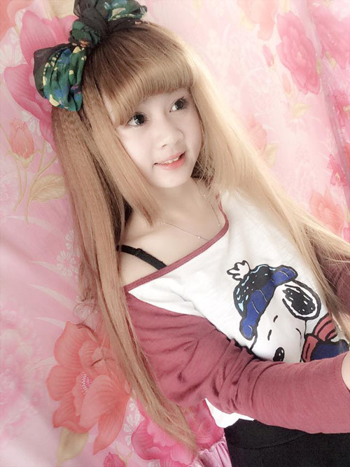 Hot girl nói trên là Tuyết Mai Trần (tên thật Trần Thị Tuyết Mai). Những hình ảnh selfie của Tuyết Mai từng được nhiều người dùng làm ảnh đại diện trên mạng xã hội.