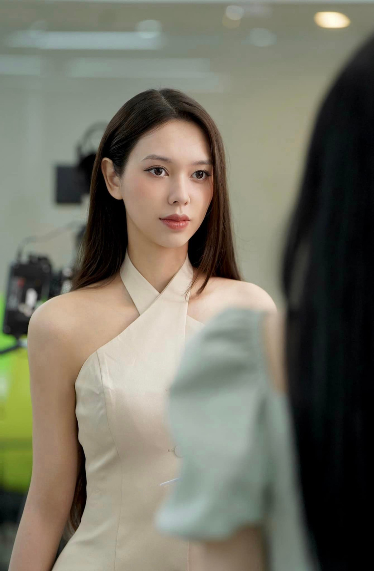 Ngoài ra, nhờ lợi thế ngoại hình, Hà Bùi cũng nhận được nhiều lời mời làm MC, mẫu ảnh, quay quảng cáo sản phẩm hay livestream cho các nhãn hàng thời trang. Cô nàng cũng sở hữu thành tích học tập đáng ngưỡng mộ khi tốt nghiệp với tấm bằng cử nhân loại Giỏi, trở thành Á khoa đầu ra của Trường Đại học Sân khấu Điện ảnh, chuyên ngành Diễn viên Kịch hát Dân tộc.