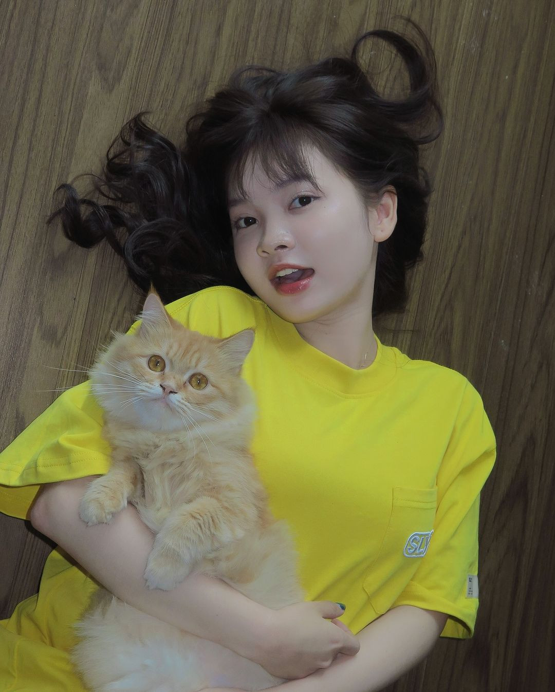 Đã hơn 4 năm trôi qua kể từ ngày bắt đầu được nhiều người biết đến, thế nhưng ngoại hình của cô bạn dường như không có nhiều sự thay đổi, có chăng là phong cách ăn mặc trường thành hơn một chút mà thôi.