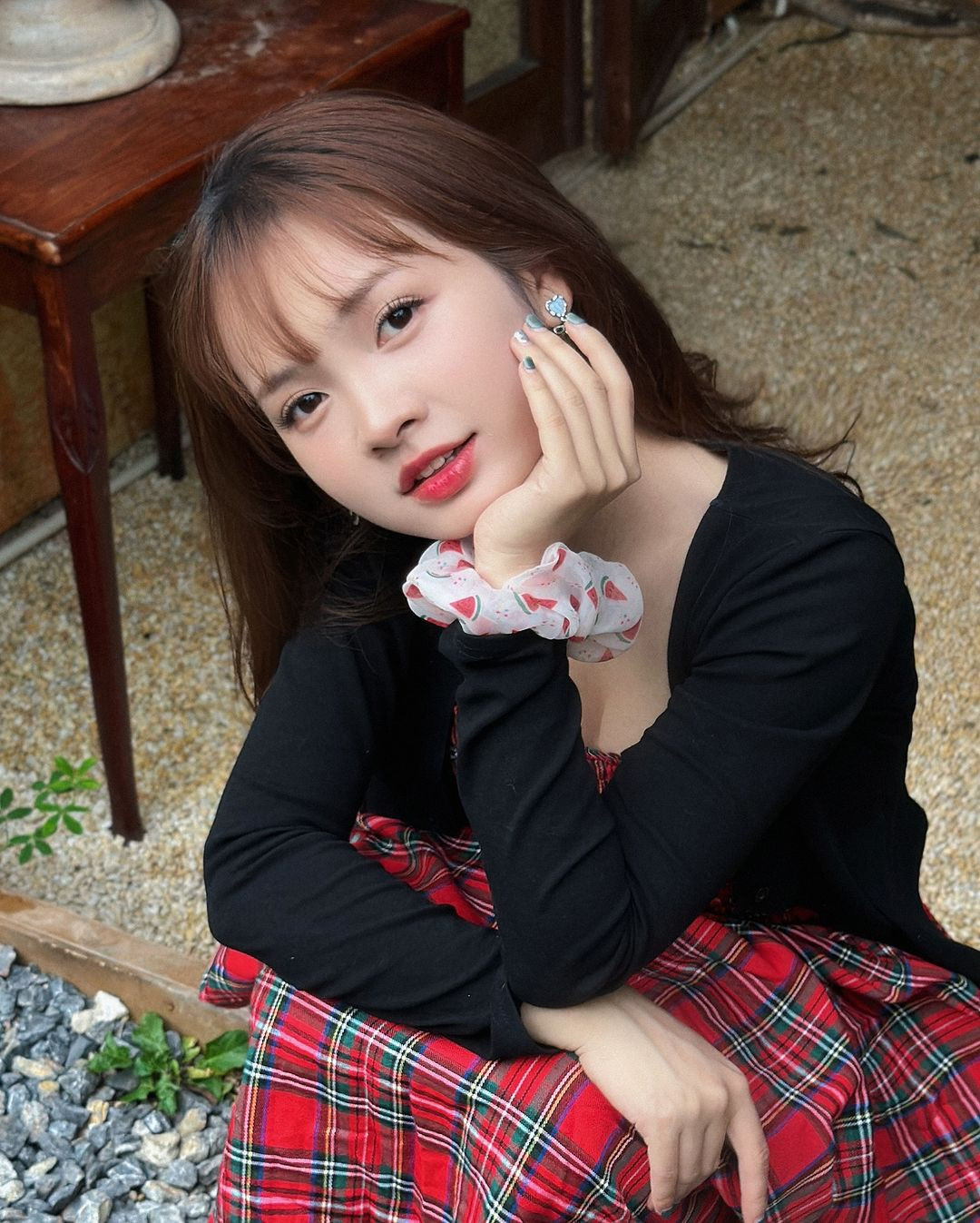 Mọi đường nét trên gương mặt của cô nàng đều nhỏ nhắn, đáng yêu. Dù có làm điệu bộ tức giận, nhiều người đều cảm thấy cô nàng vẫn vô cùng dễ thương.