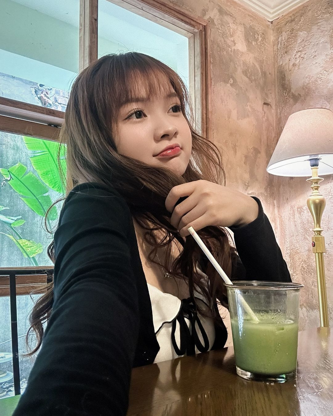 Phương Thảo sở hữu một gương mặt tròn xinh đẹp với sống mũi cao, đôi mắt híp và nụ cười tỏa nắng.