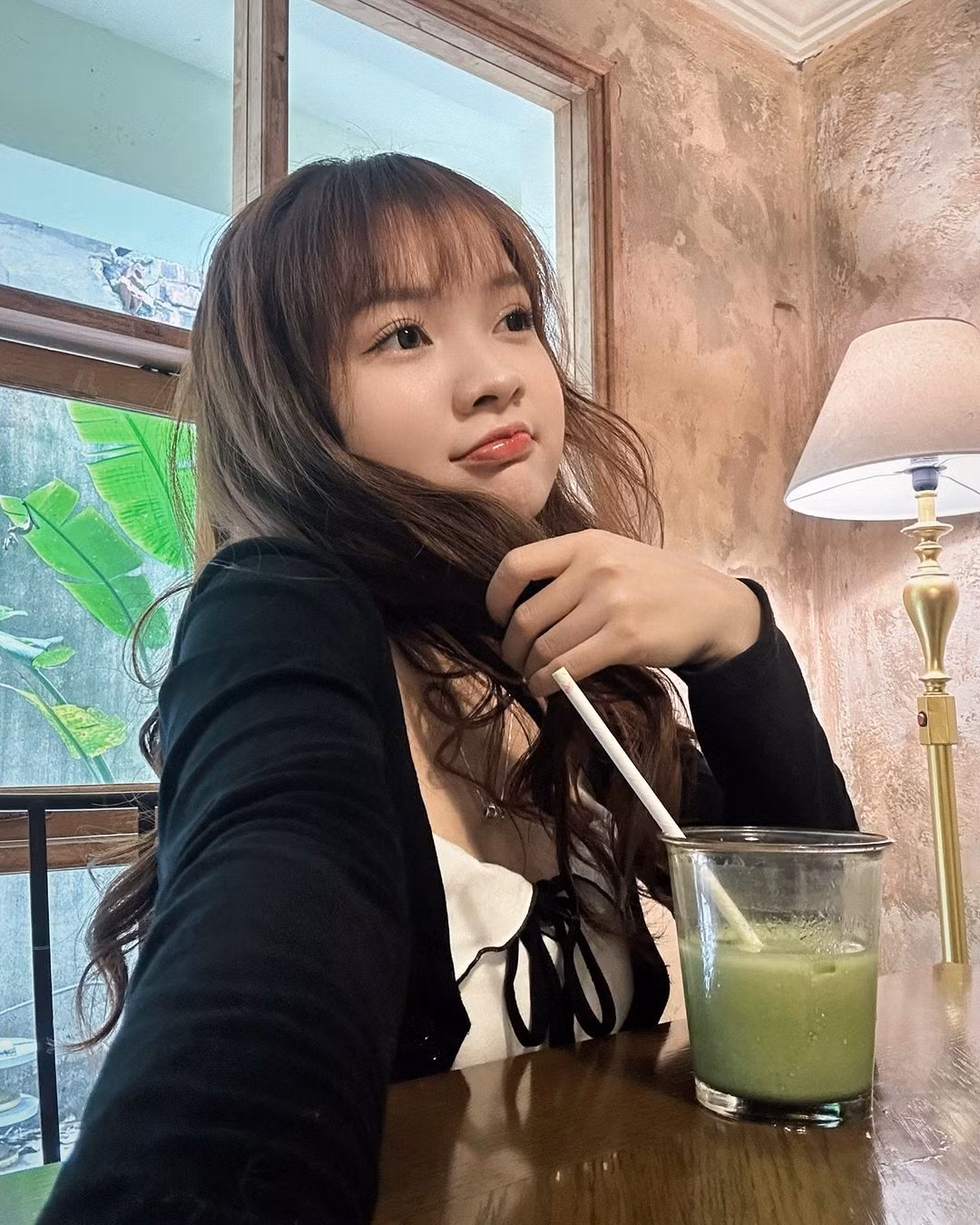 Phương Thảo sở hữu một gương mặt tròn xinh đẹp với sống mũi cao, đôi mắt híp và nụ cười tỏa nắng.