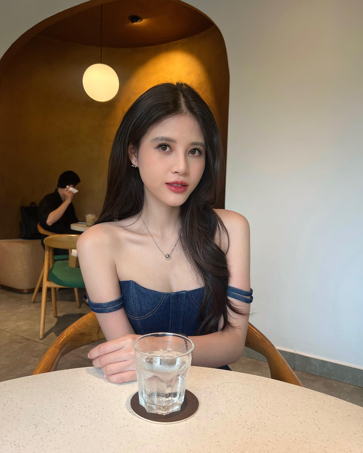 Cô nàng cũng thường trung thành với màu tóc trầm, duỗi thẳng hoặc làm sóng lơi nhẹ nhàng. (Ảnh: FBNV)