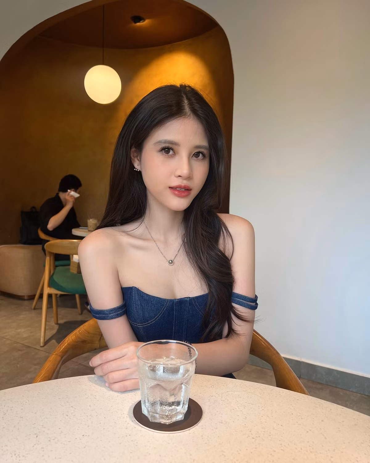 Cô nàng cũng thường trung thành với màu tóc trầm, duỗi thẳng hoặc làm sóng lơi nhẹ nhàng. (Ảnh: FBNV)