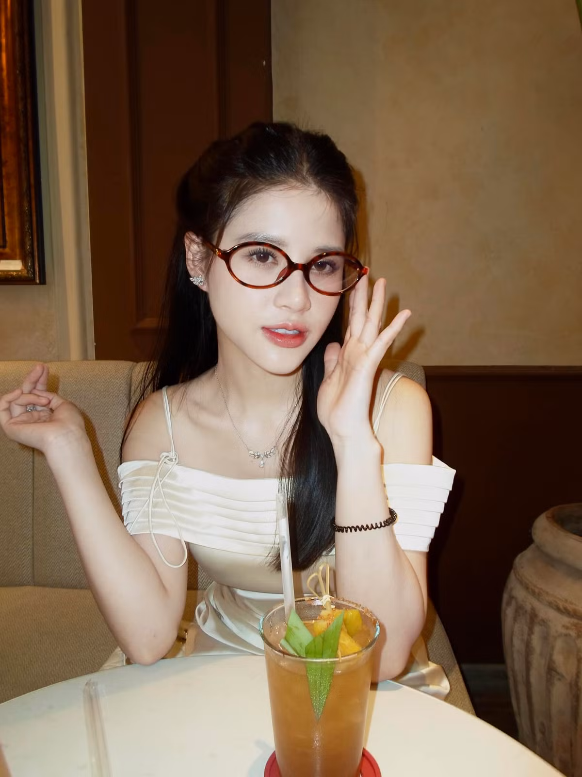 Khi chưa trình chưa kết thúc, cặp đôi được đồn đoán đã chia tay khi HIEUTHUHAI đăng tải dòng trạng thái đầy ẩn ý lên trang cá nhân: "Mai sau em sẽ gặp thêm một ai tuyệt vời...". Sau đó một thời gian, HIEUTHUHAI được nhiều người "soi ra" đang có tình cảm với một cô gái khác.