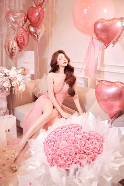 Ngọc Nữ được chú ý khi dính tin đồn hẹn hò với cầu thủ Phan Văn Đức giữa năm 2018. Sau khi Văn Đức kết hôn với Nhật Linh, Ngọc Nữ lại khá kín tiếng về chuyện tình cảm.