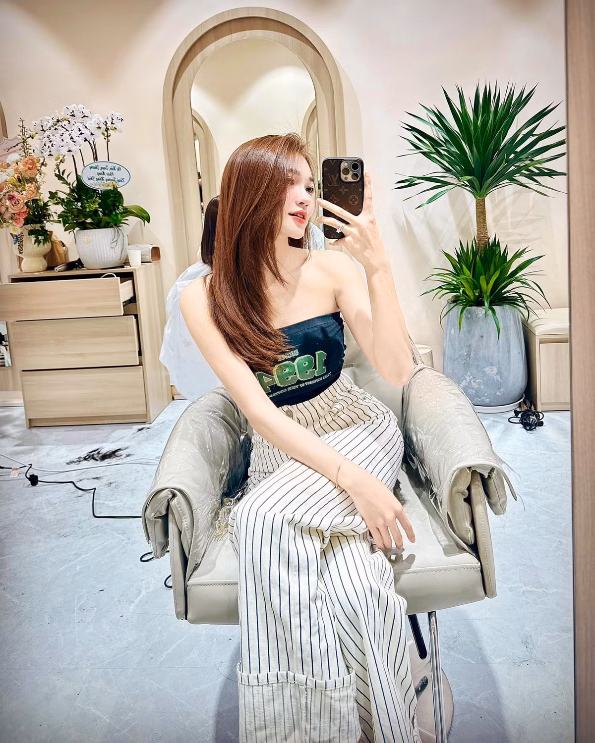 Mỹ nhân 29 tuổi cho biết hiện tại cô ưu tiên cuộc sống độc thân để có thể chăm sóc gia đình, phát triển công việc kinh doanh và tham gia những hoạt động xã hội, truyền cảm hứng làm đẹp bên ngoài và cả bên trong cho các cô gái trẻ.