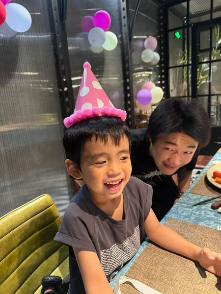 Hằng Du Mục cho biết, khi cô quen biết Tôn Bằng, cô cũng chủ động xác nhận rõ mối quan hệ của ông và vợ cũ, Tôn Bằng khẳng định đã ly hôn và đưa giấy tờ trên để chứng minh. Tuy nhiên thực tế Tôn Bằng đã tái hôn. Chỉ khi gần sinh bé Coca - con chung đầu tiên của cả hai, vì cần giấy tờ để làm khai sinh cho con nên Tôn Bằng quay trở lại tìm vợ cũ để làm giấy ly hôn lần 2.