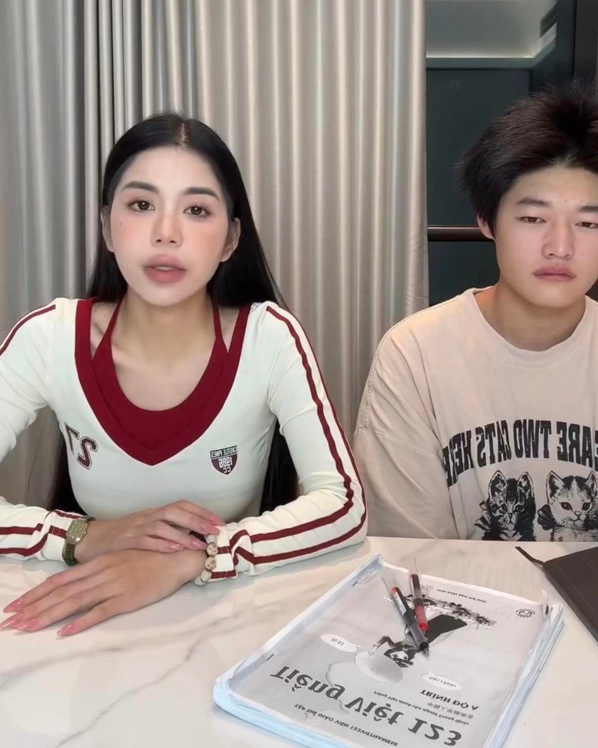 “Tôi và vợ cũ đã ly hôn khi cô ấy (tức Hằng Du Mục) mang thai được 6 tháng. Tôi đã mắc sai lầm mà bất kỳ người đàn ông nào cũng dễ mắc phải là thích những cô gái trẻ đẹp, không cưỡng lại được sự quyến rũ mà họ mang lại! Tôi có con thứ ba sau khi ly hôn với người vợ đầu tiên của tôi 3 tháng!” - Tôn Bằng đăng video trực tiếp tố Hằng Du Mục, kèm theo đó là một số giấy tờ, ghi rõ các mốc thời gian để chứng minh.