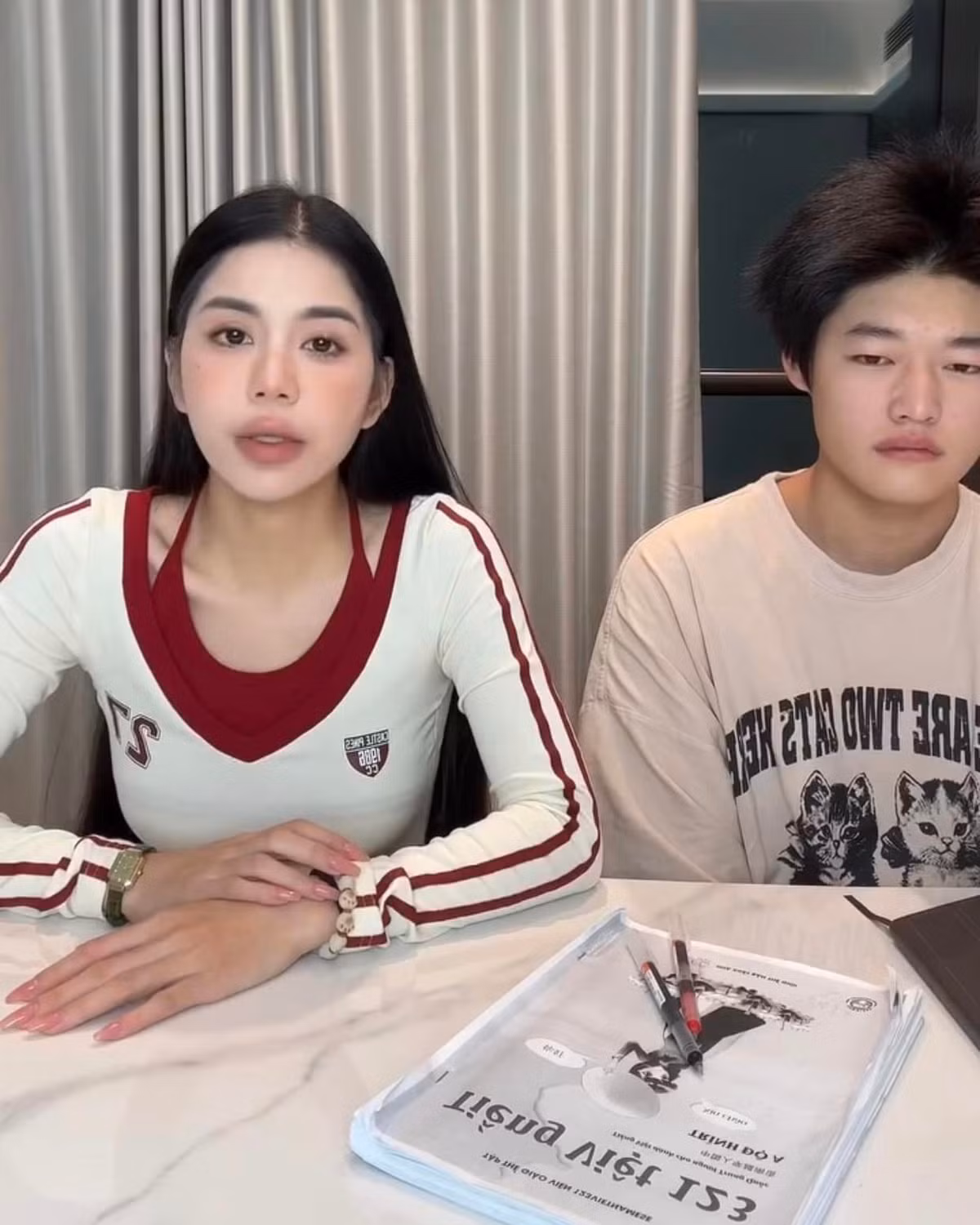 “Tôi và vợ cũ đã ly hôn khi cô ấy (tức Hằng Du Mục) mang thai được 6 tháng. Tôi đã mắc sai lầm mà bất kỳ người đàn ông nào cũng dễ mắc phải là thích những cô gái trẻ đẹp, không cưỡng lại được sự quyến rũ mà họ mang lại! Tôi có con thứ ba sau khi ly hôn với người vợ đầu tiên của tôi 3 tháng!” - Tôn Bằng đăng video trực tiếp tố Hằng Du Mục, kèm theo đó là một số giấy tờ, ghi rõ các mốc thời gian để chứng minh.