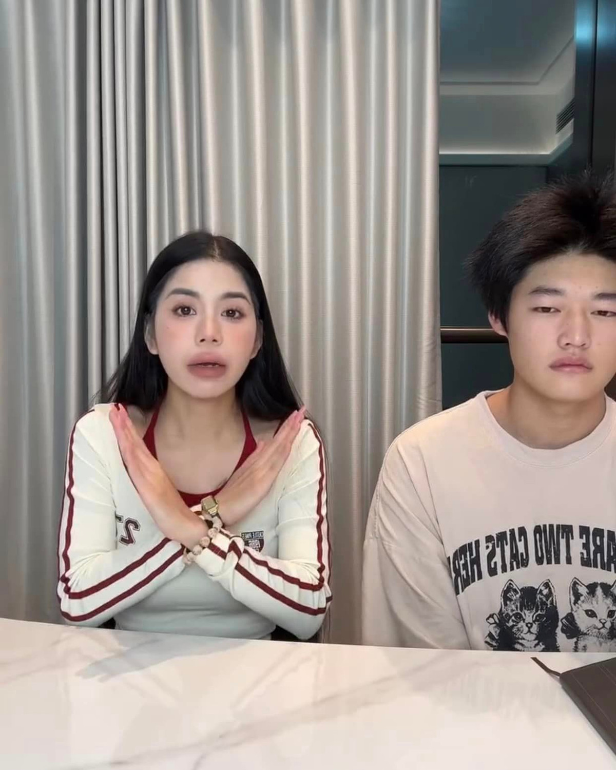 Theo đó, Hằng Du Mục cho biết tờ giấy ly hôn tháng 6/2020 mà chồng cũ đăng tải trên mạng là lần đầu tiên khi cô nhìn thấy. Bản thân cô cũng cảm thấy hoang mang, không biết chuyện gì đang xảy ra nên đã phải đi hỏi hai con trai riêng của chồng cũ là Nhất Dương và Dịch Dương để tìm câu trả lời.