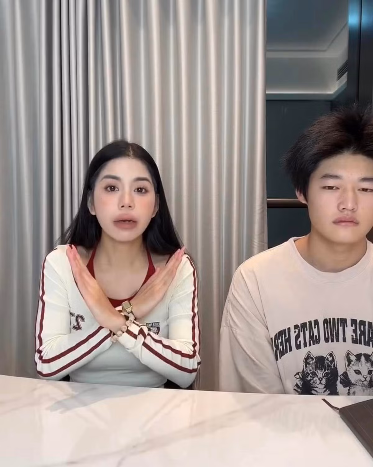 Theo đó, Hằng Du Mục cho biết tờ giấy ly hôn tháng 6/2020 mà chồng cũ đăng tải trên mạng là lần đầu tiên khi cô nhìn thấy. Bản thân cô cũng cảm thấy hoang mang, không biết chuyện gì đang xảy ra nên đã phải đi hỏi hai con trai riêng của chồng cũ là Nhất Dương và Dịch Dương để tìm câu trả lời.