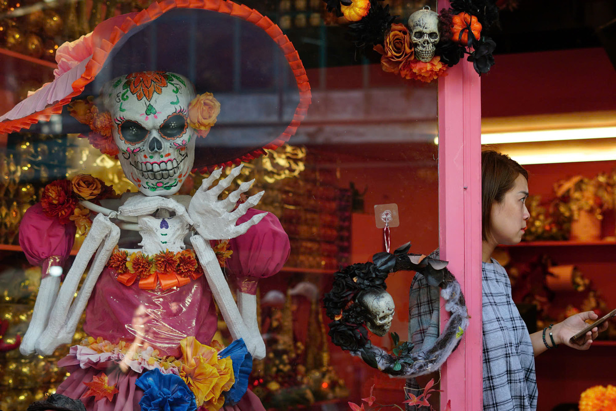 Được biết, các cửa hàng trên phố Hàng Mã luôn mở cửa từ sáng đến đêm trong những dịp lễ hội để đón lượng khách đông ghé thăm.