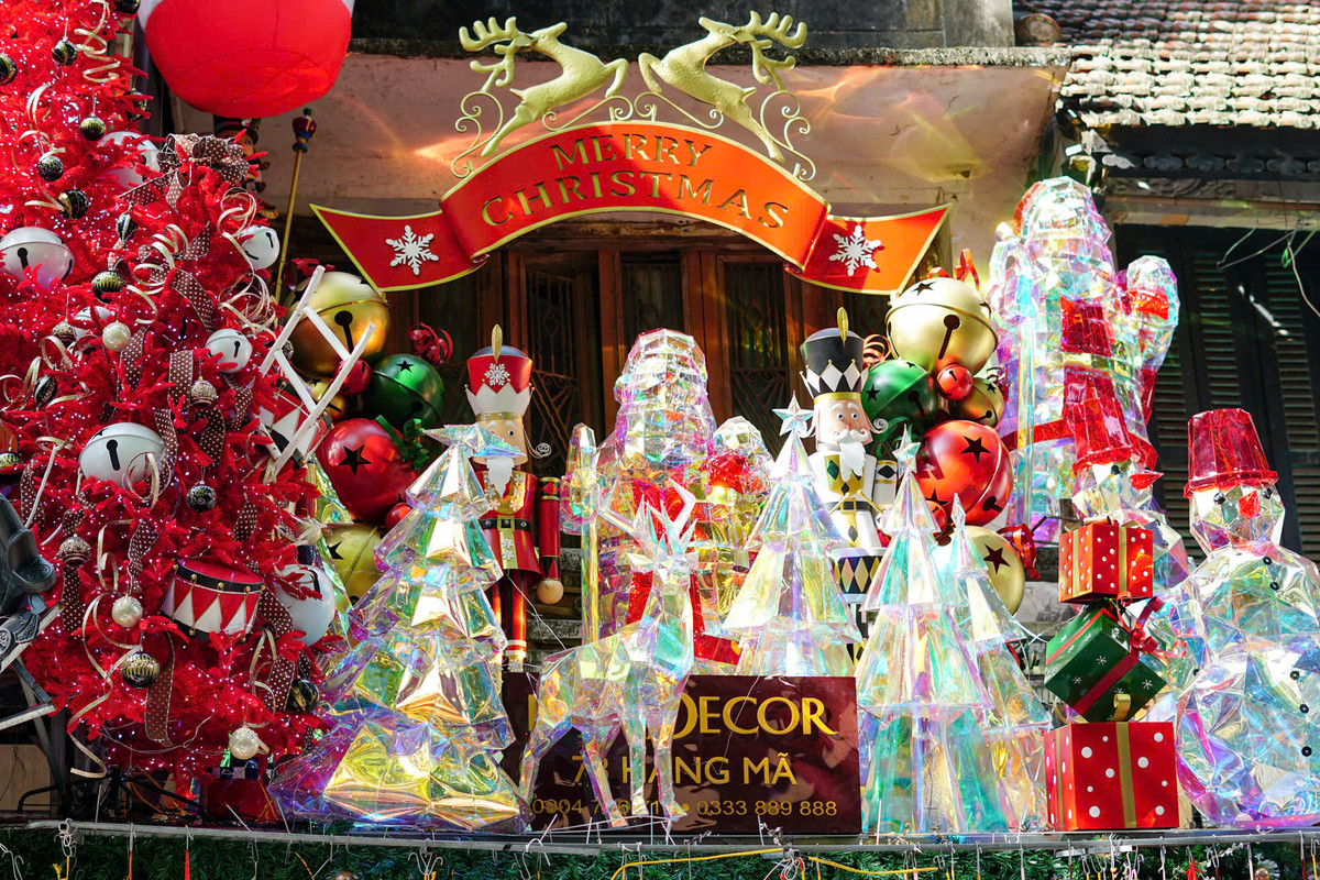 Ngoài những cửa hàng bày bán đồ cho lễ hội hóa trang, ở một số cửa hàng khác những món đồ trang trí Giáng sinh đã xuất hiện, tạo nên một khung cảnh "Giáng sinh sớm" đặc biệt, xen kẽ cùng các sản phẩm Halloween truyền thống.