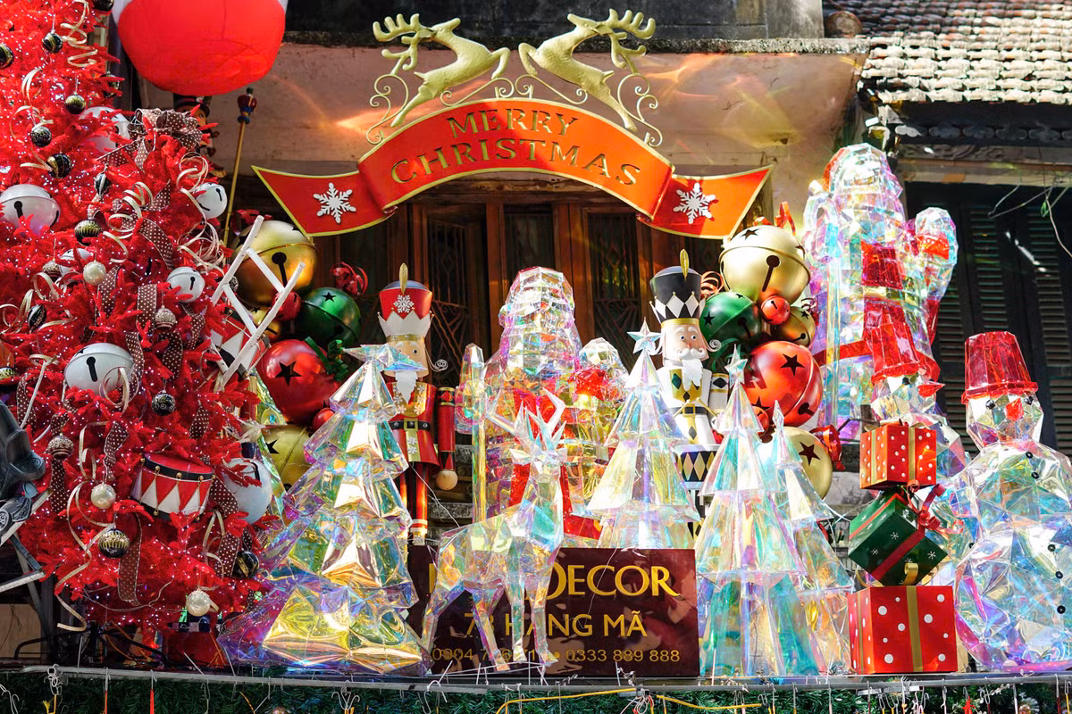 Ngoài những cửa hàng bày bán đồ cho lễ hội hóa trang, ở một số cửa hàng khác những món đồ trang trí Giáng sinh đã xuất hiện, tạo nên một khung cảnh "Giáng sinh sớm" đặc biệt, xen kẽ cùng các sản phẩm Halloween truyền thống.