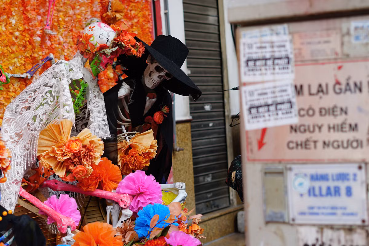 Năm nay thị trường đồ Halloween khá đa dạng, có nhiều món đồ lạ mắt.