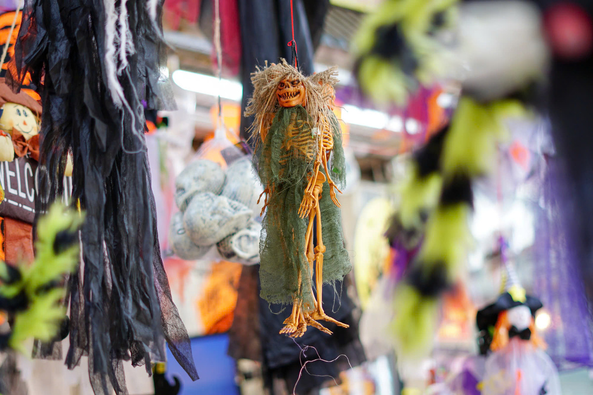 Dọc các hàng quán bày bán đủ các loại hình nộm, đồ chơi má quái với những hình thù rùng rợn, đáng sợ.