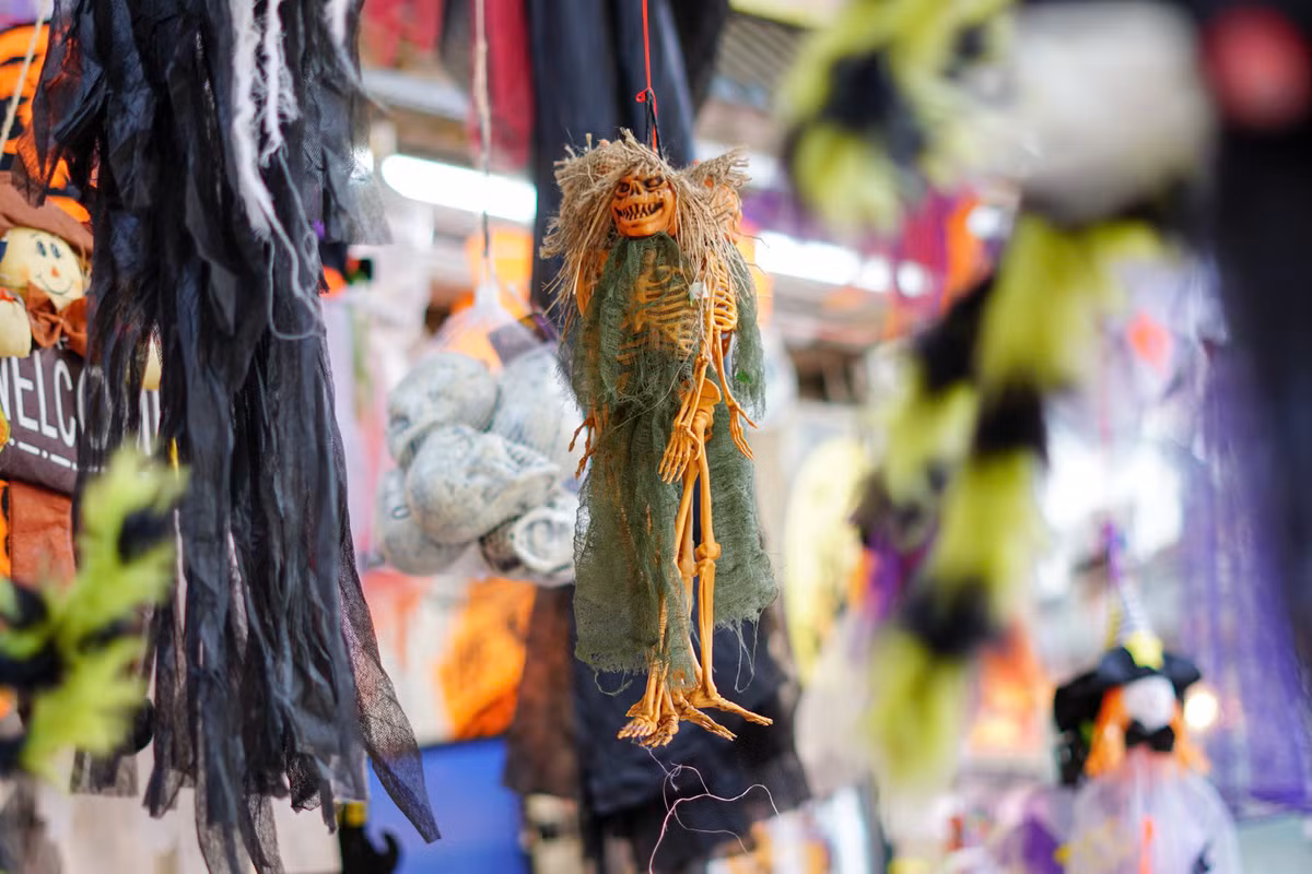 Dọc các hàng quán bày bán đủ các loại hình nộm, đồ chơi má quái với những hình thù rùng rợn, đáng sợ.