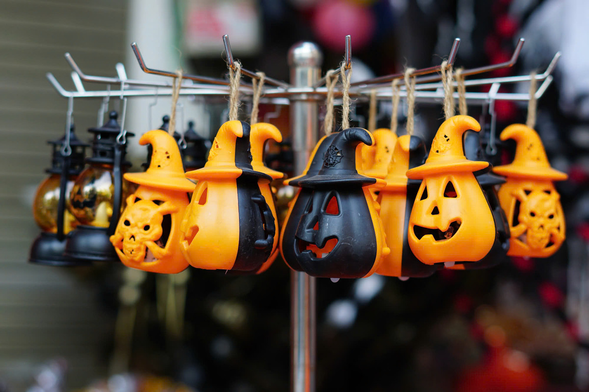 Giá thành của những món đồ chơi, đồ trang trí dao động từ vài chục đến 4-500.000 đồng, có những món lạ và công phu thì giá sẽ đắt hơn.