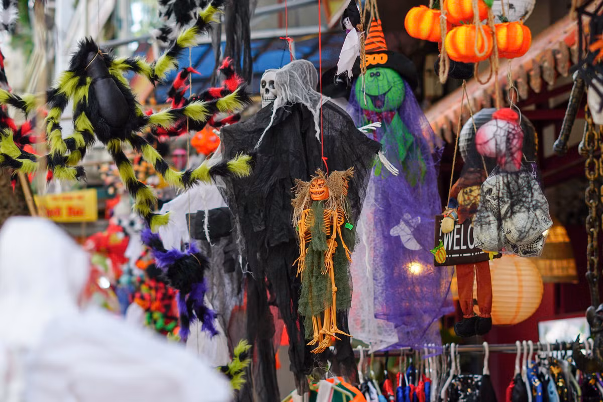 Halloween (còn gọi là lễ hội hóa trang) diễn ra vào ngày 31.10 hằng năm. Từ đầu tháng 10 đến nay, phố Hàng Mã nhuộm ngập sắc cam và đen của lễ hội ma quái.