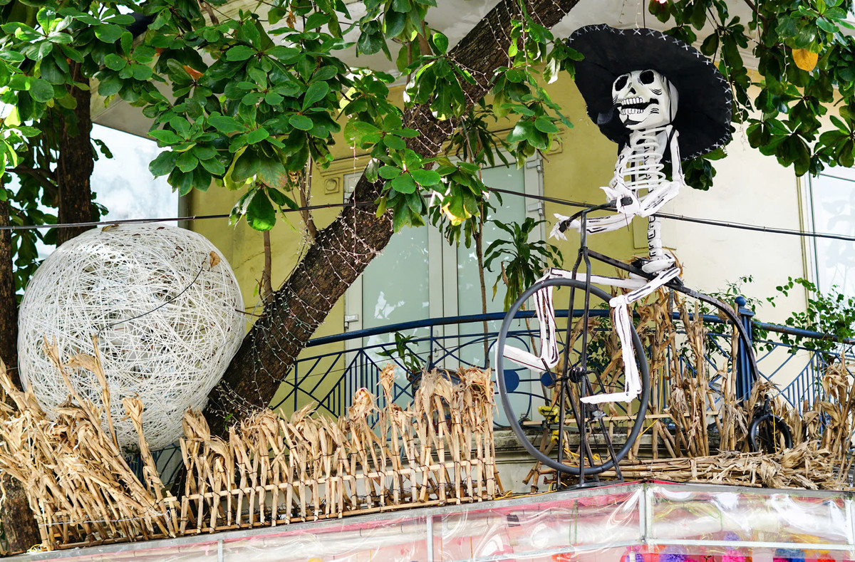 Các hình thù kinh dị đậm chất “ma quái” được đặt ở những vị trí bắt mắt nhất tại nhiều cửa hàng.