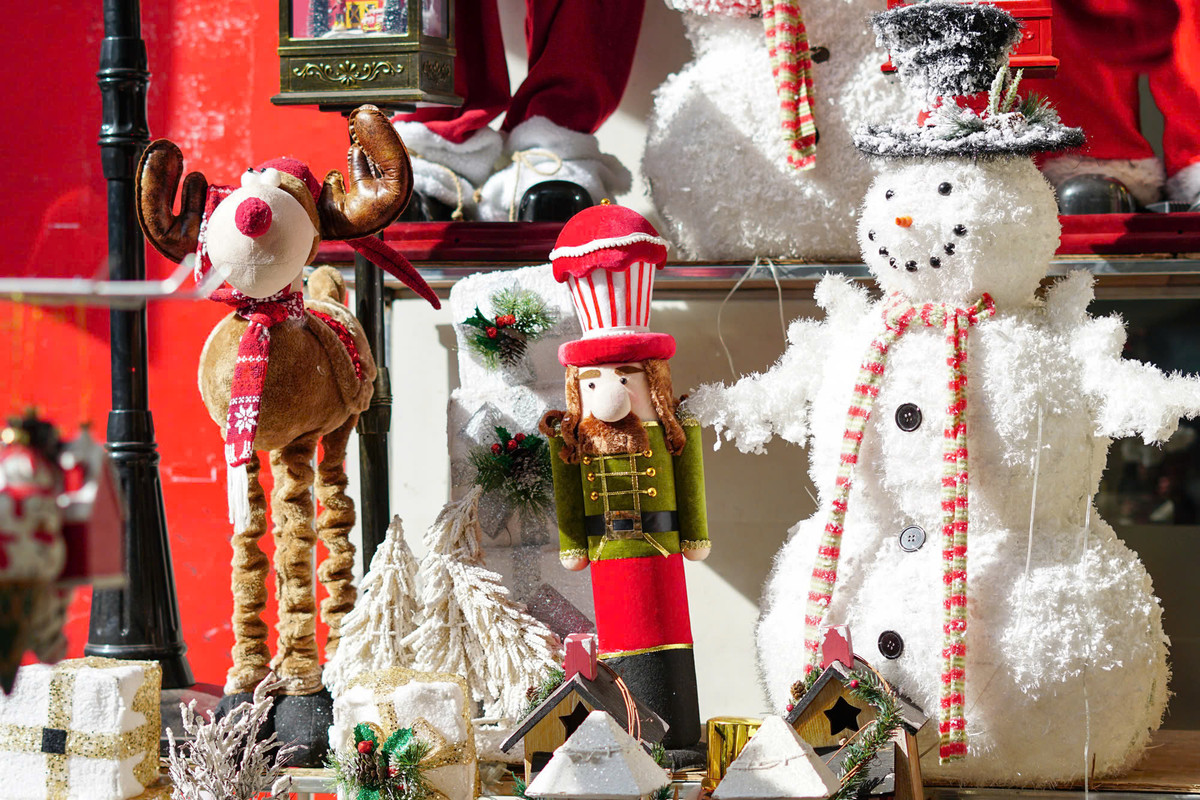 Nhiều người thích sắm sửa sớm để có thêm thời gian trang trí nhà cửa, hay một số quán cafe với nhu cầu trang trí cho cửa hàng của mình cũng đã tìm mua đồ cho giáng sinh.