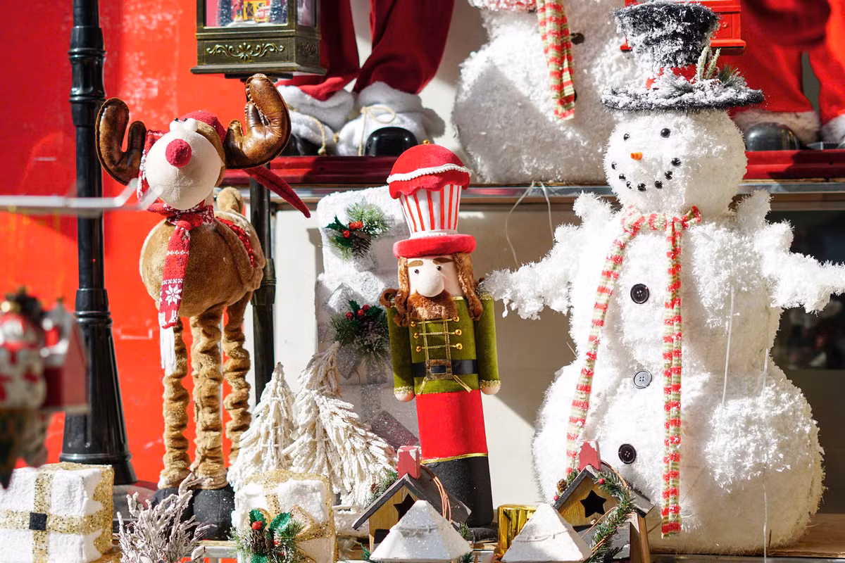 Nhiều người thích sắm sửa sớm để có thêm thời gian trang trí nhà cửa, hay một số quán cafe với nhu cầu trang trí cho cửa hàng của mình cũng đã tìm mua đồ cho giáng sinh.