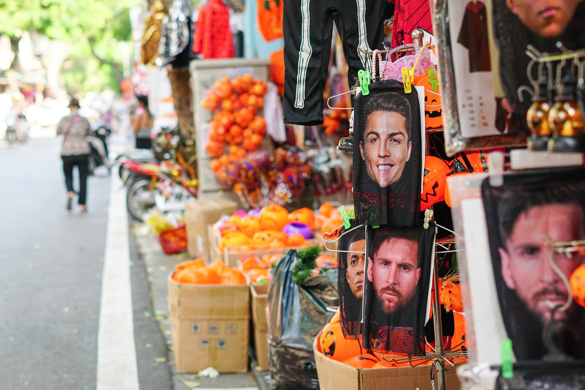 Ngoài đồ chơi ma quỷ, rất nhiều mặt nạ người nổi tiếng, các cầu thủ cũng được bày bán như Ronaldo, Messi và khá hút khách mua hàng.