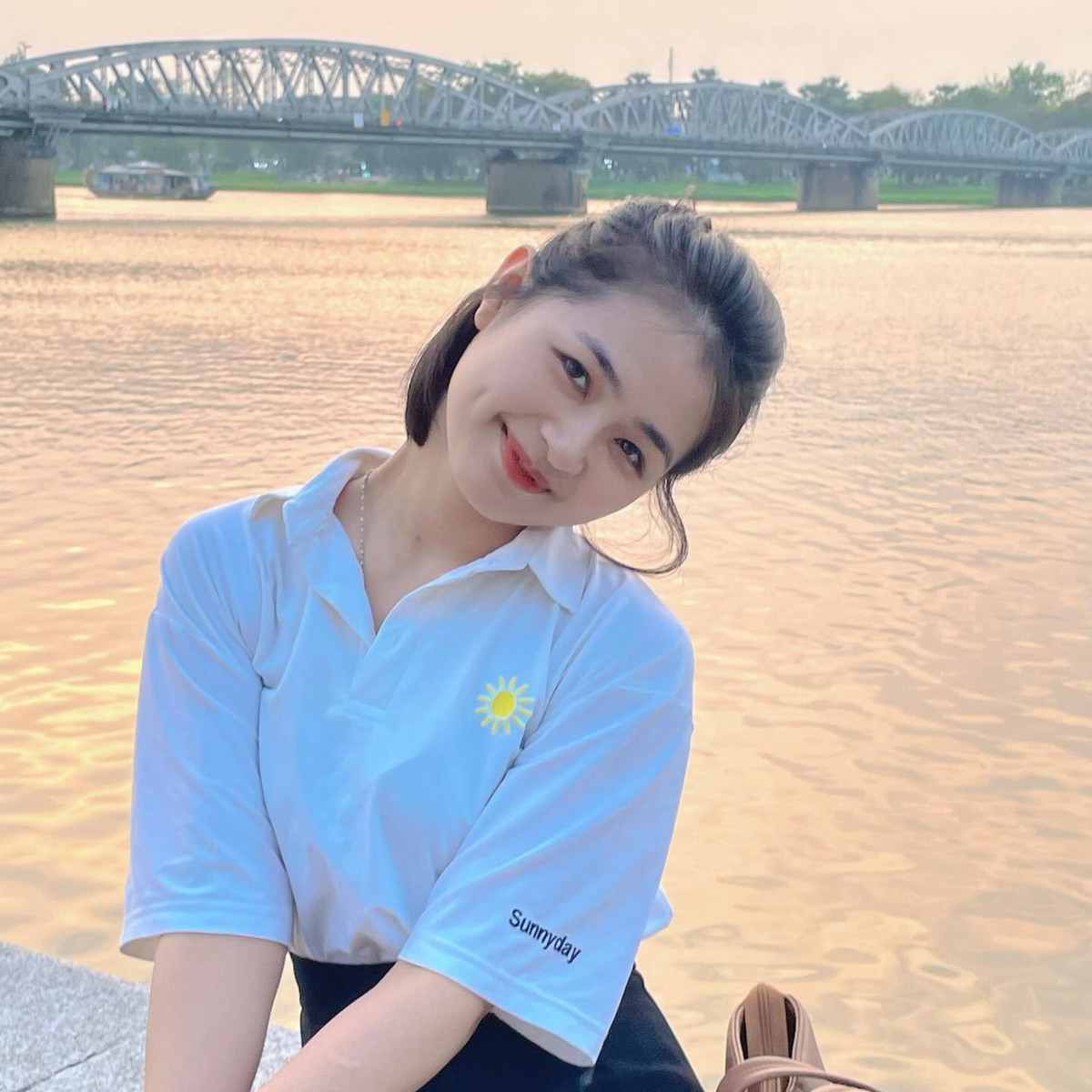 Trong cuộc sống, Thảo là người hòa đồng, chan hòa với những người xung quanh và được mọi người yêu mến.