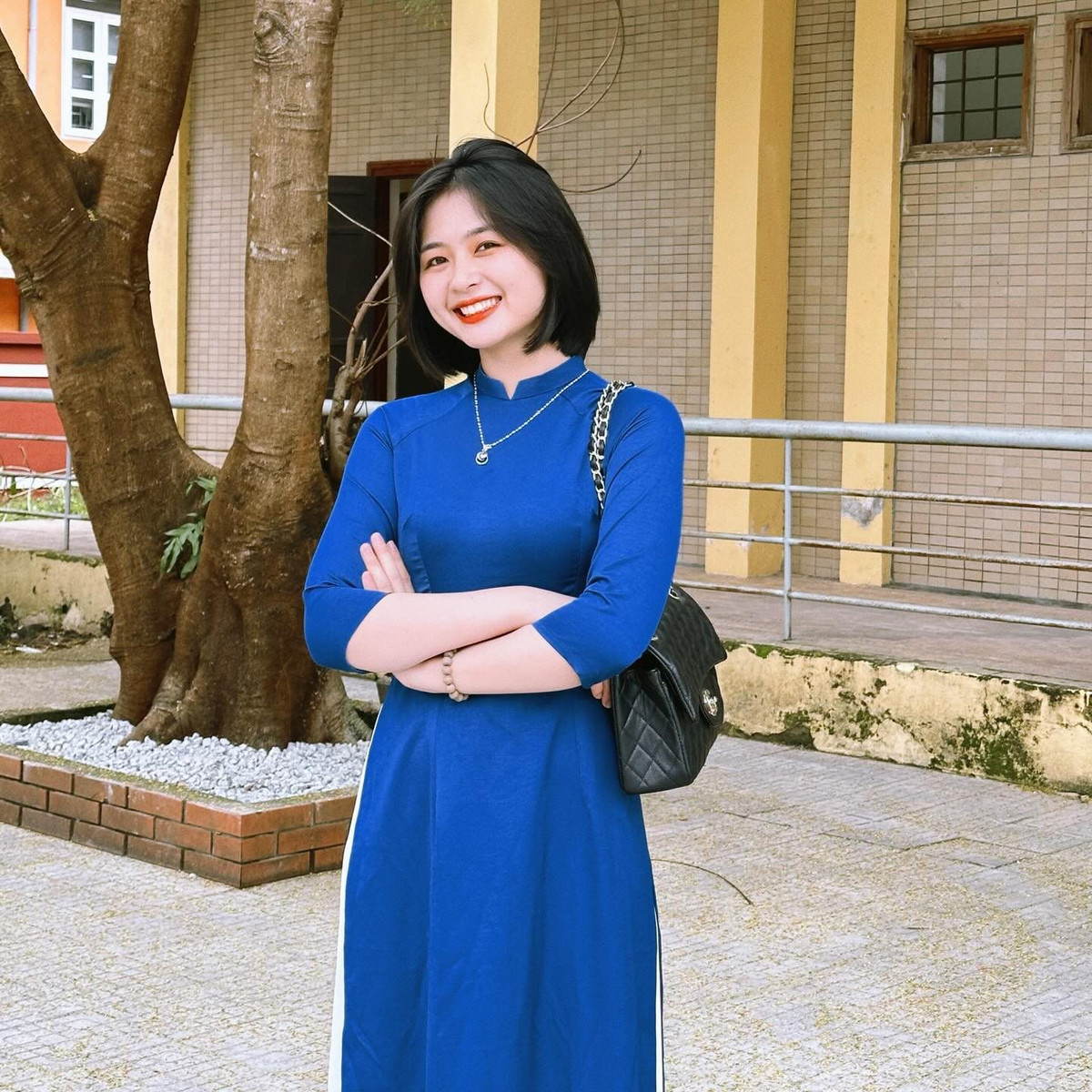 Chân dung “cô giáo” tóc ngắn gây sốt với loạt ảnh diện áo dài Chan dung “co giao” toc ngan gay sot voi loat anh dien ao dai