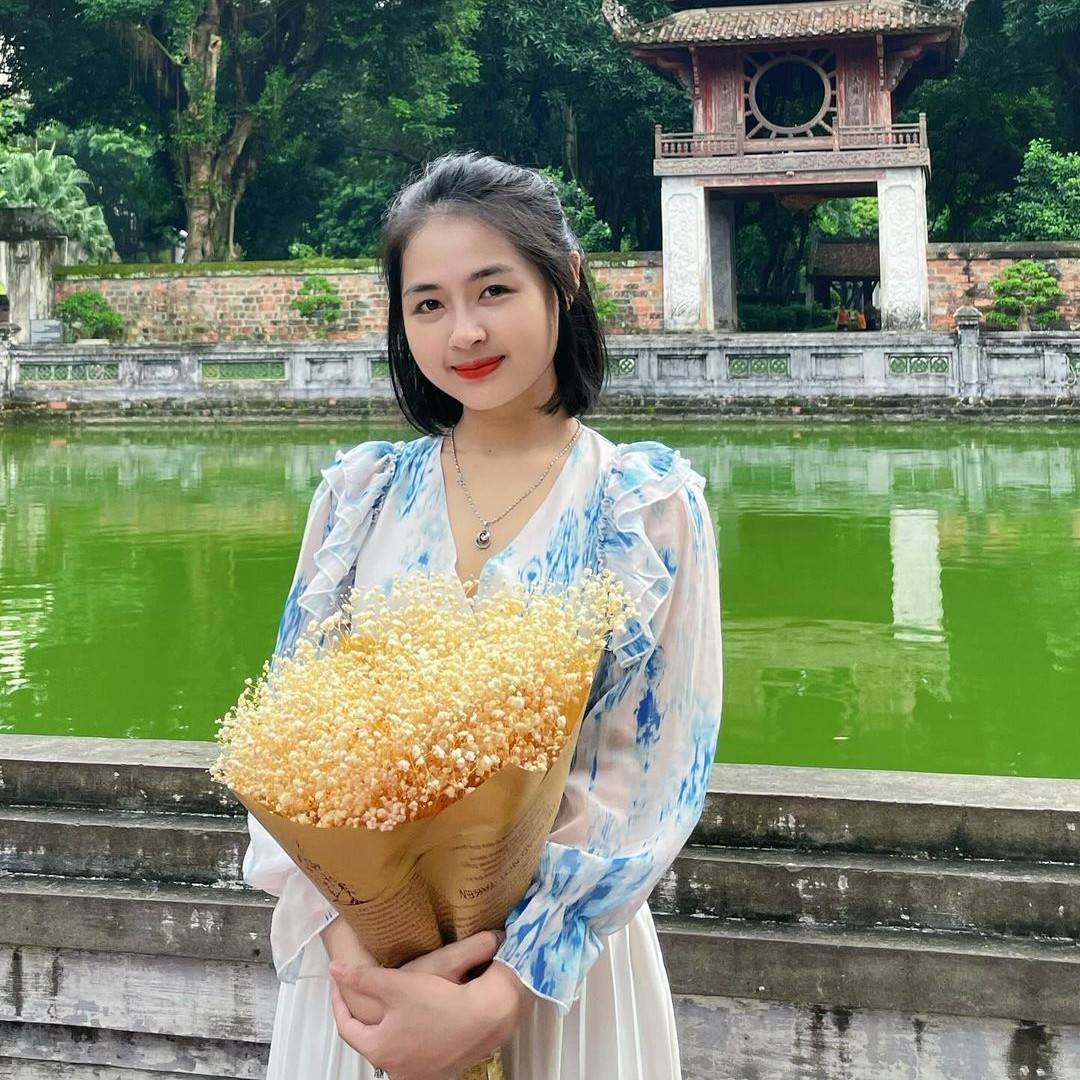 Với niềm đam mê cháy bỏng với văn chương cùng khao khát được khám phá và hiểu sâu sắc về văn hóa vùng miền, Thảo lựa chọn ngành sư phạm văn học.