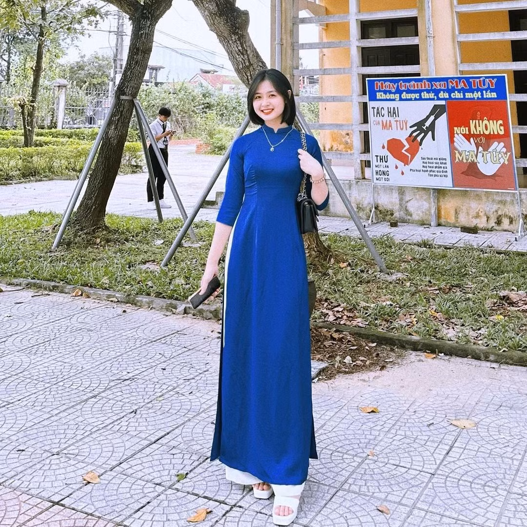 Được biết, nhân vật chính của loạt ảnh là "Thảo Đáng Yêu", hiện đang là sinh viên năm 4 khoa Ngữ văn, trường Đại học Sư phạm (Đại học Huế).