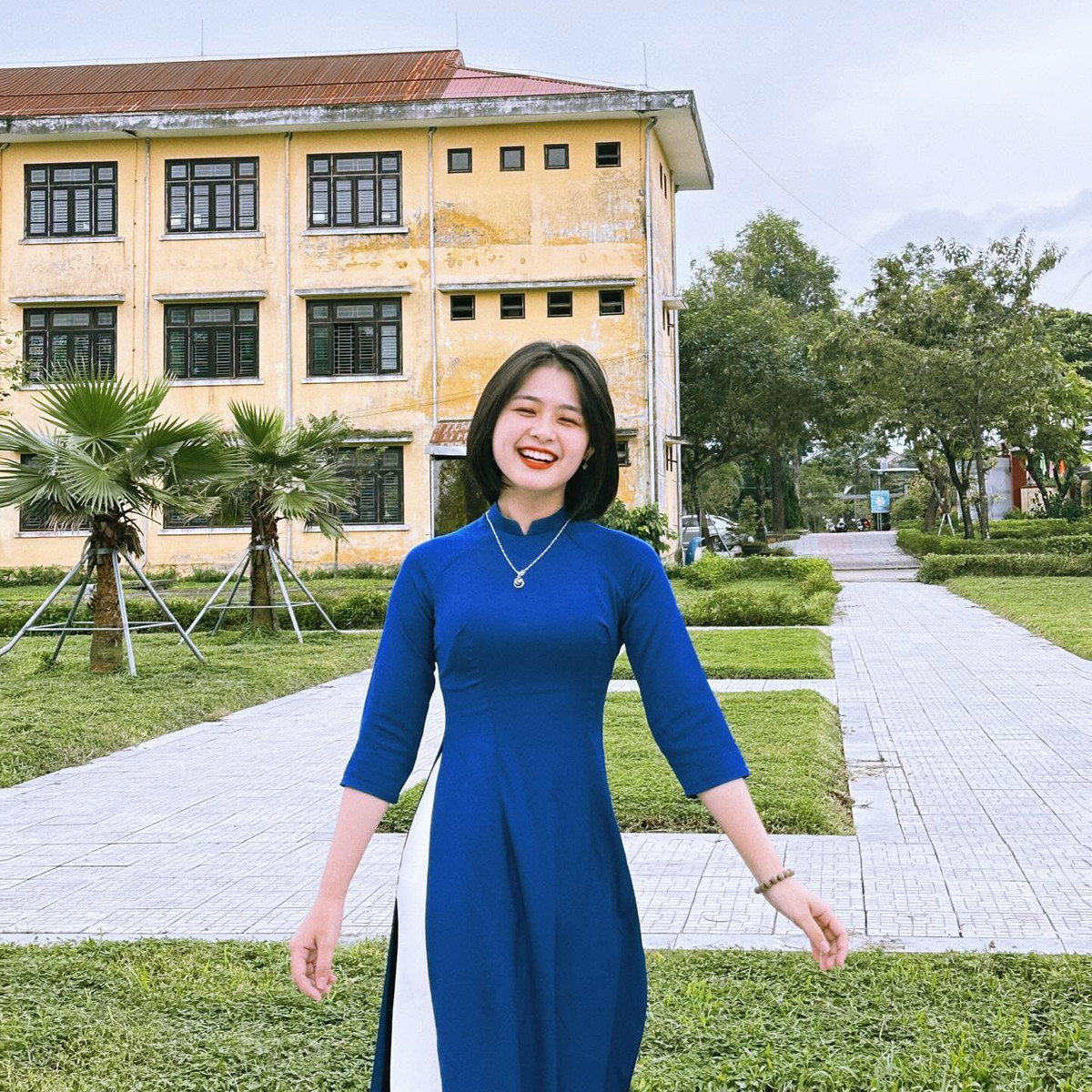 Cô giáo tương lai với nụ cười tít mắt "không thấy mặt trời" khiến netizen phải xuýt xoa.